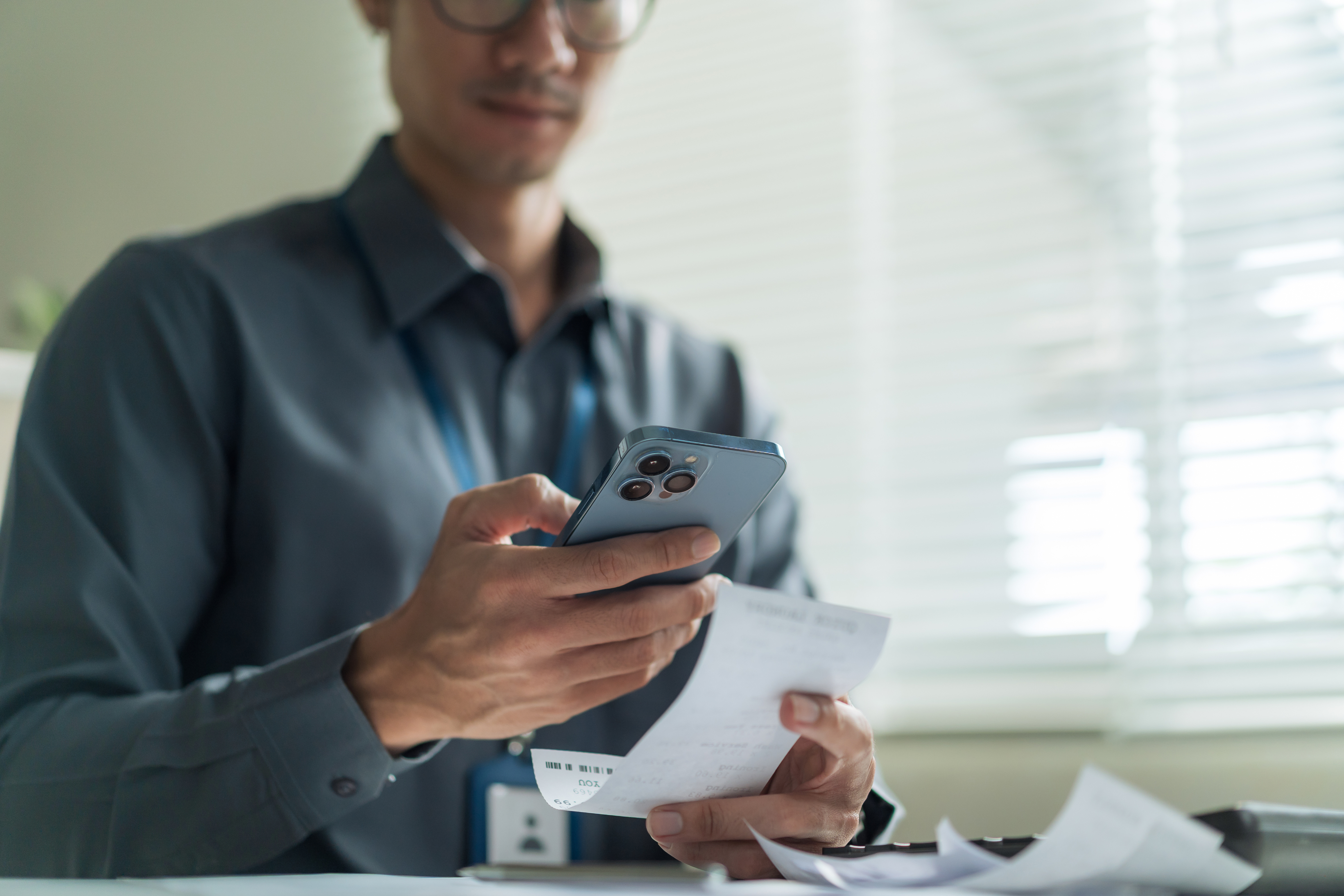 Finance- und Delivery-Teams prüfen gemeinsam die Abrechnung