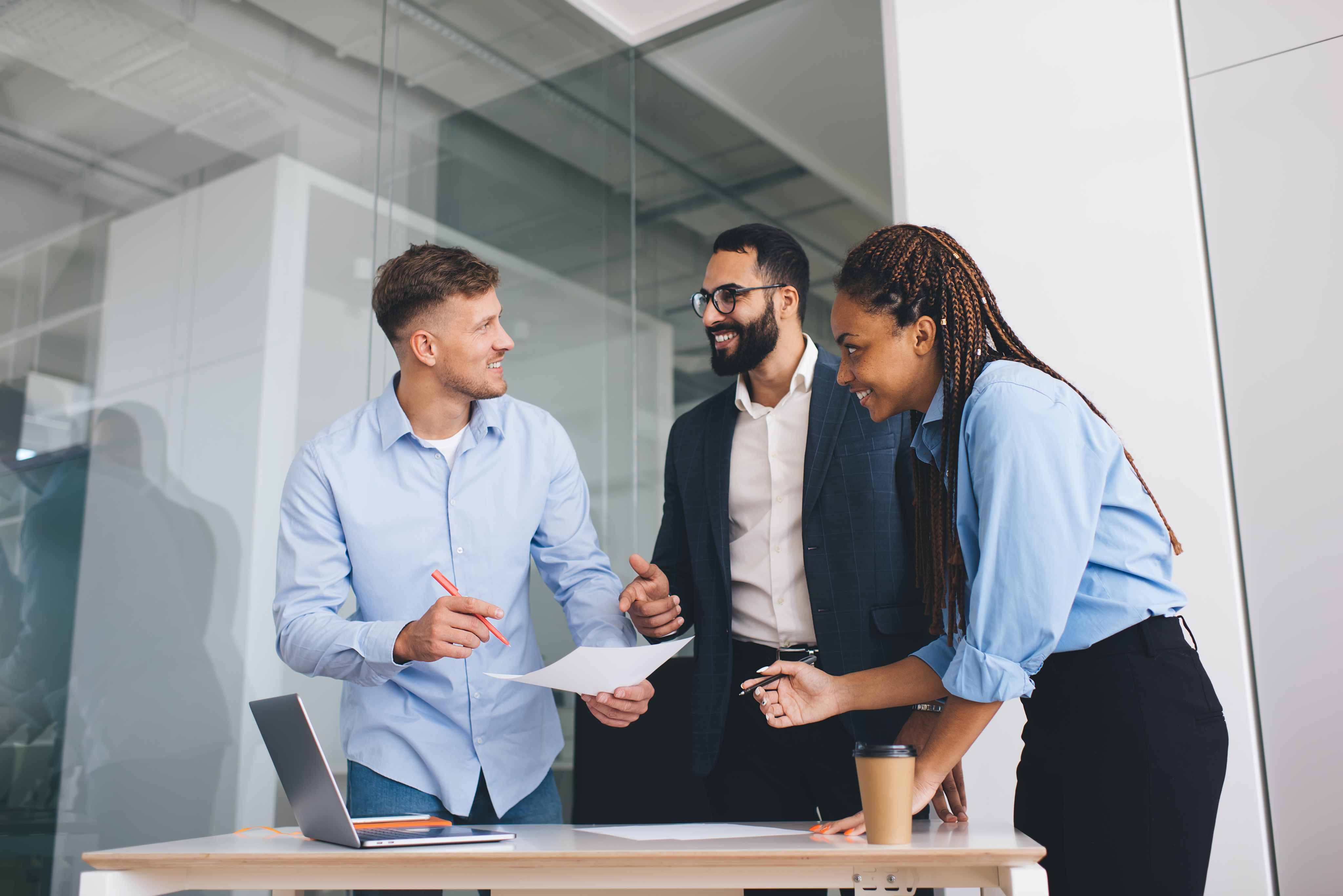 Team diskutiert Arbeitszeitstrukturen
