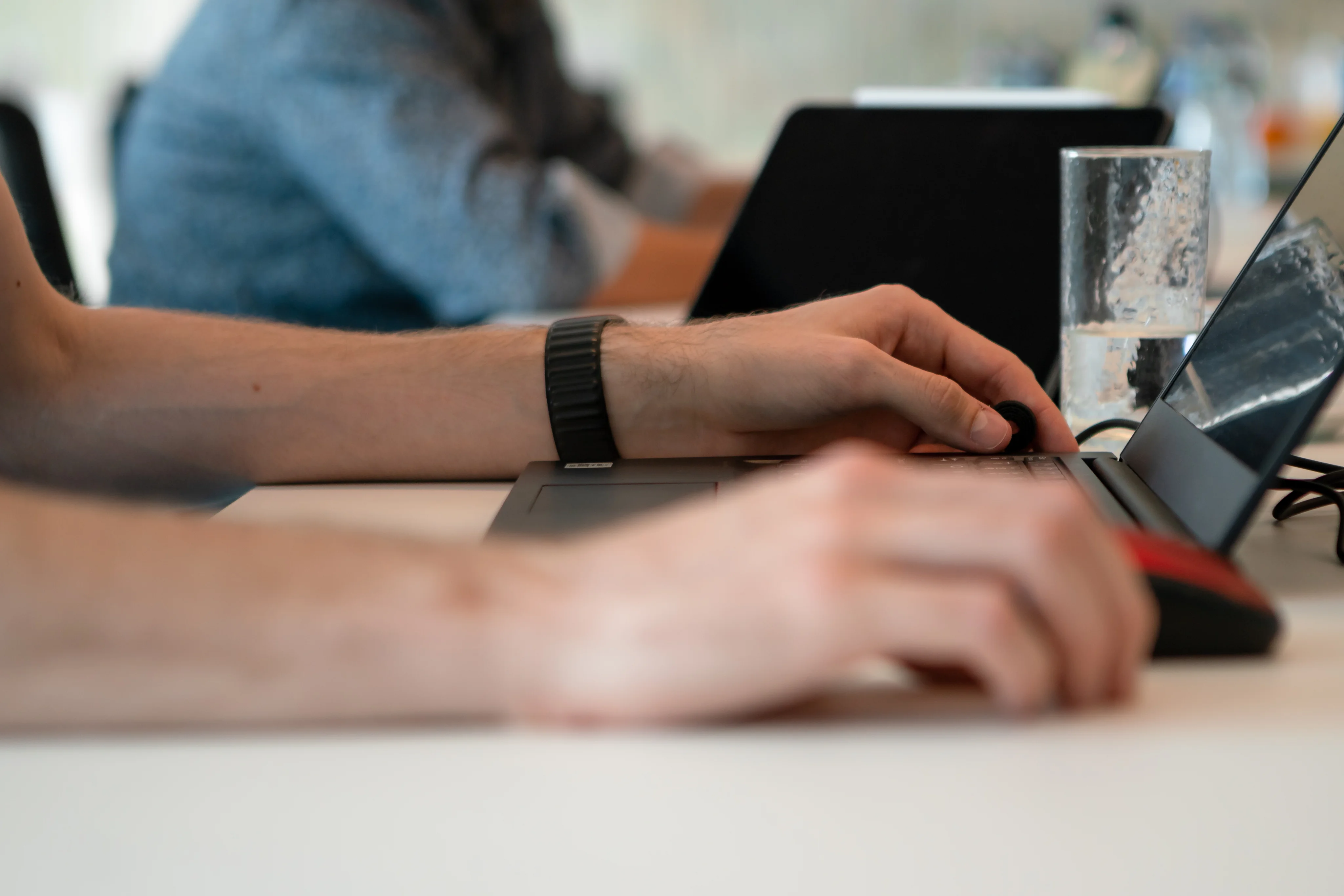 Projektarbeit und Zeiterfassung am Laptop