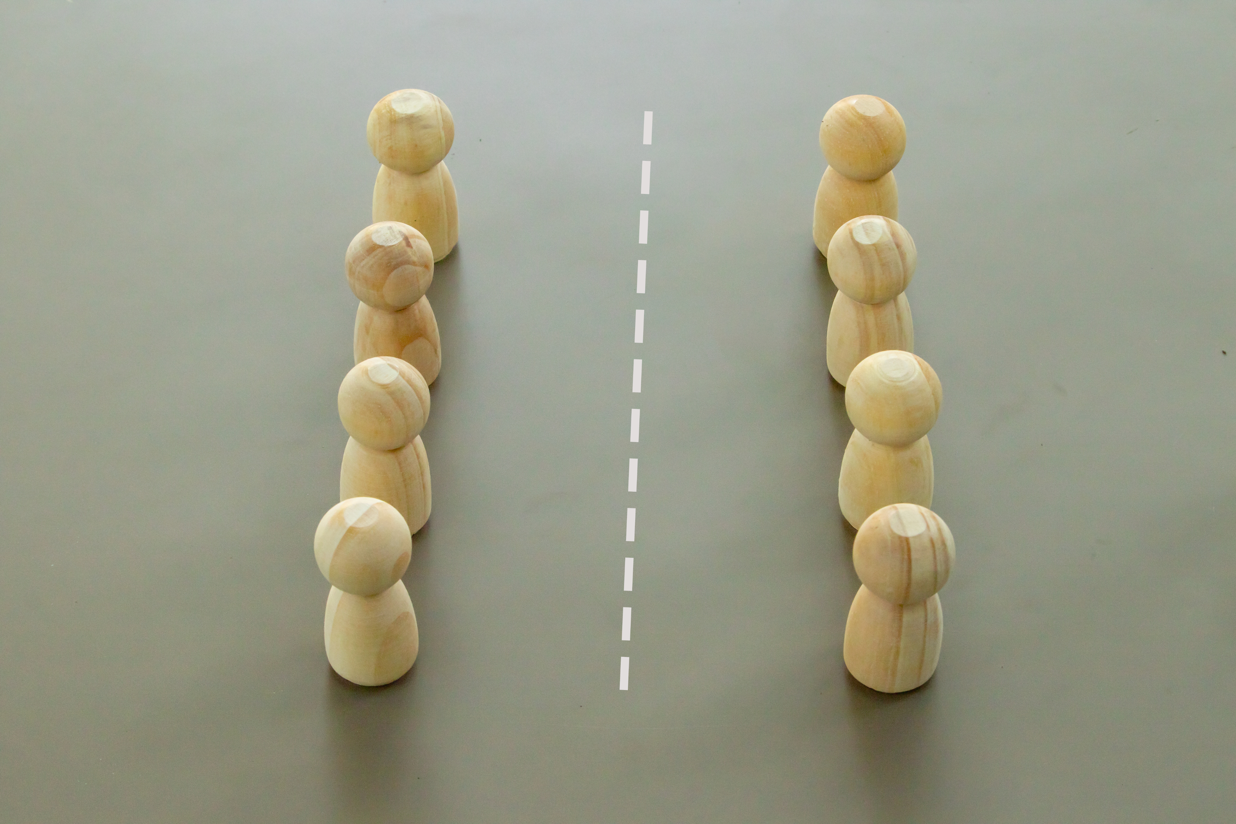 Holzfiguren, die strukturierten Zugriff über Teams zeigen