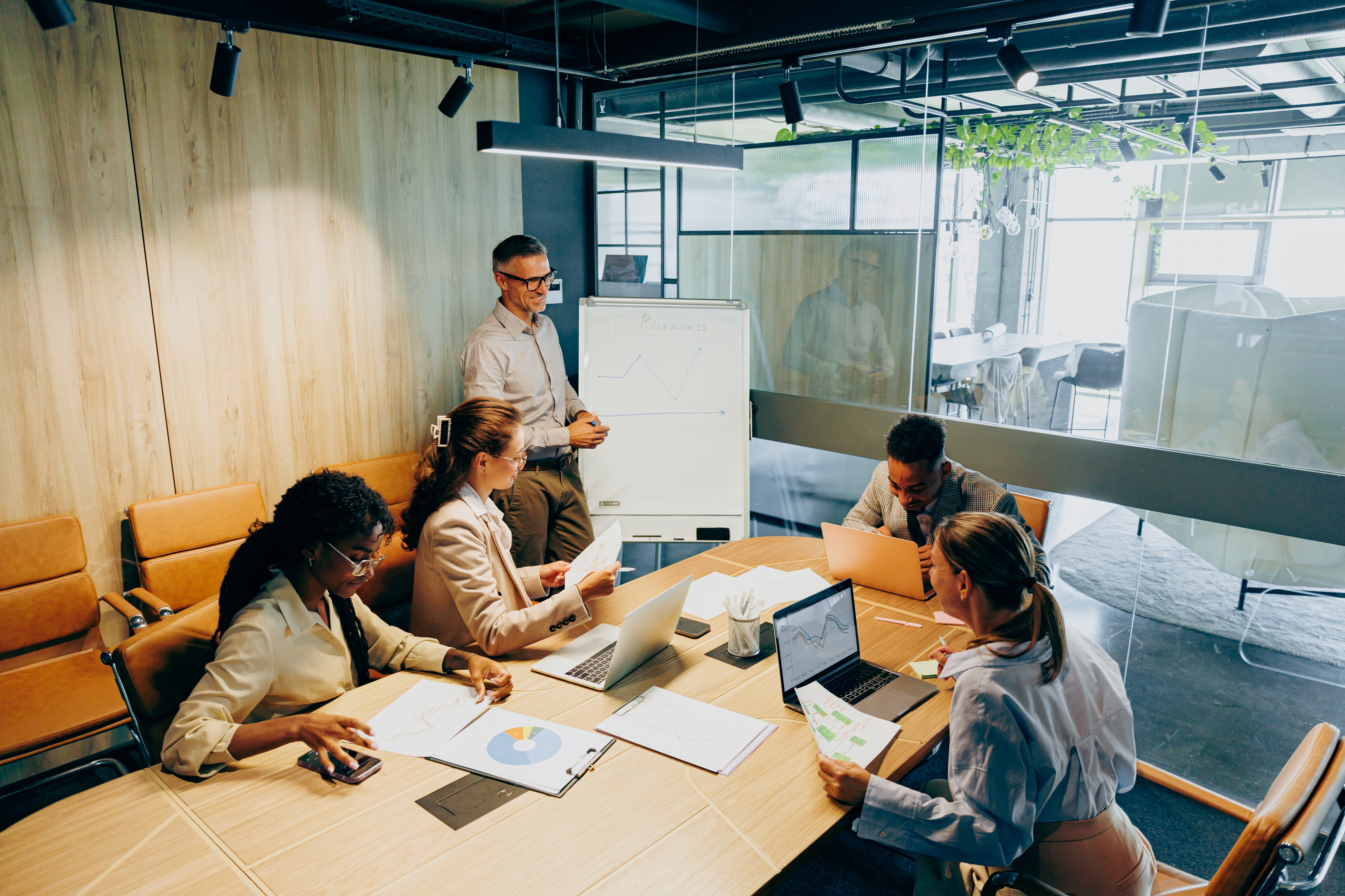 Team bei der Zusammenarbeit an der Kundenlieferung